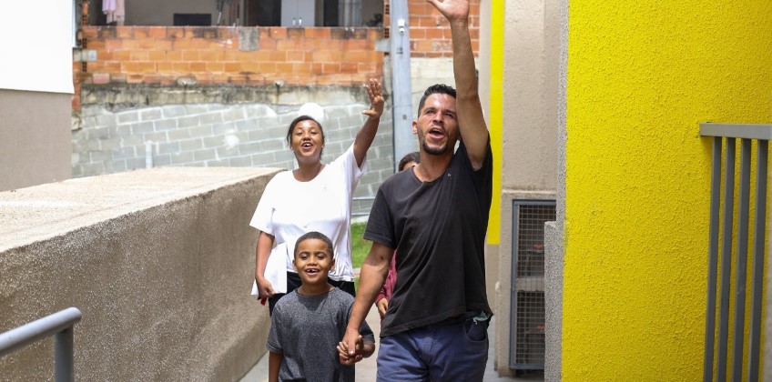 VR: Famílias carentes recebem a chave da casa própria no bairro Belmonte